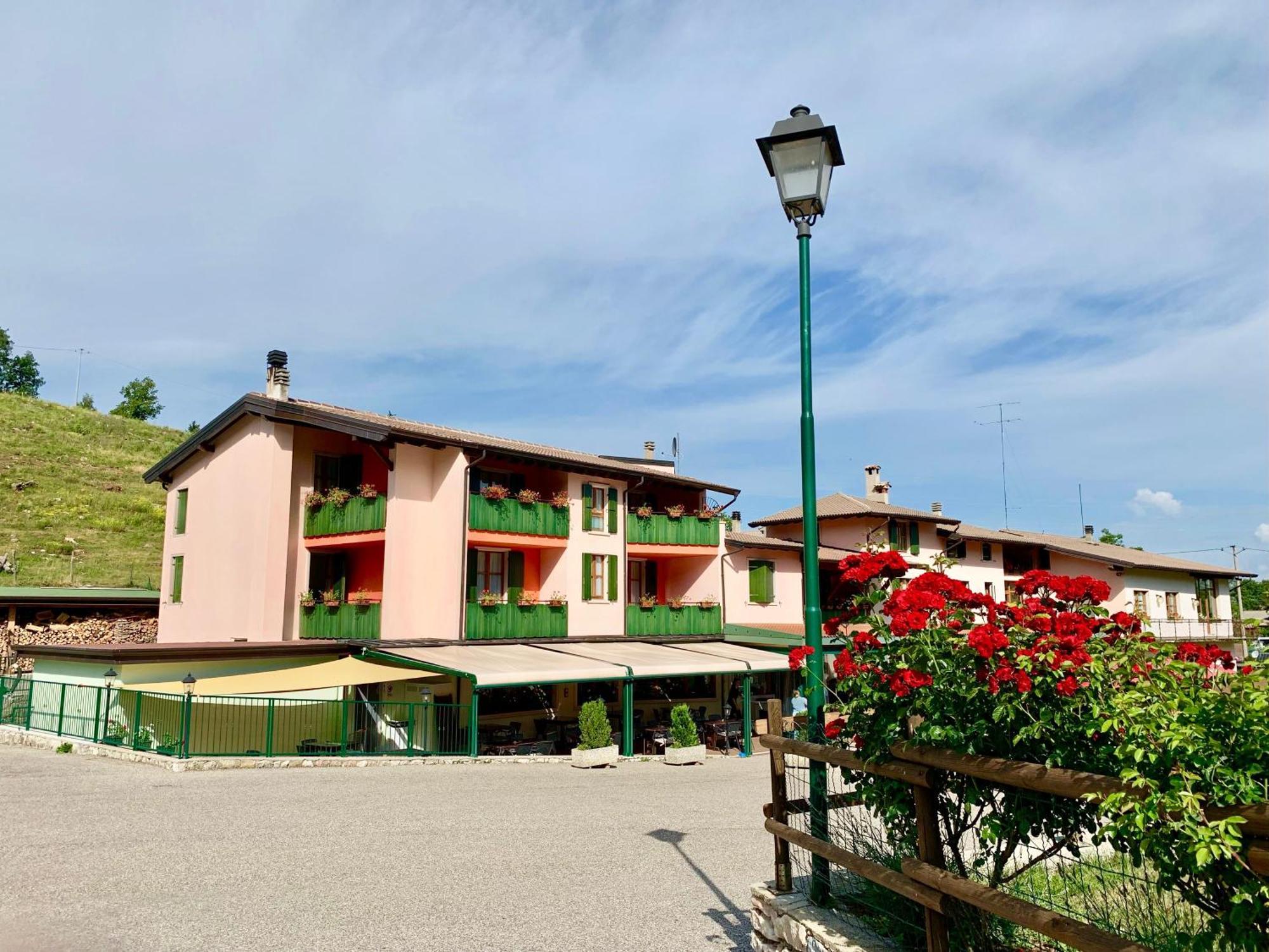 Hotel Edelweiss サン・ゼーノ・ディ・モンターニャ エクステリア 写真